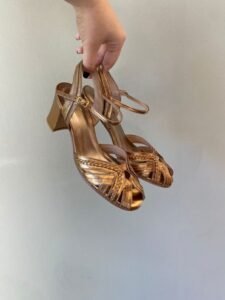 Sandália Elisa 36 - Cor  Ouro Velho - Pelica - Salto 4cm