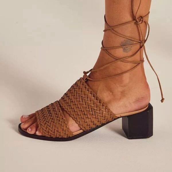 Sandália Laura 40 - Cor Bege Castor - Salto 5cm - Imagem 2